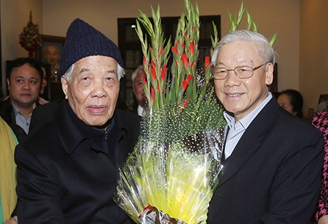 Генсек ЦК КПВ Нгуен Фу Чонг поздравил бывшего руководителя партии До Мыоя с днем рождения